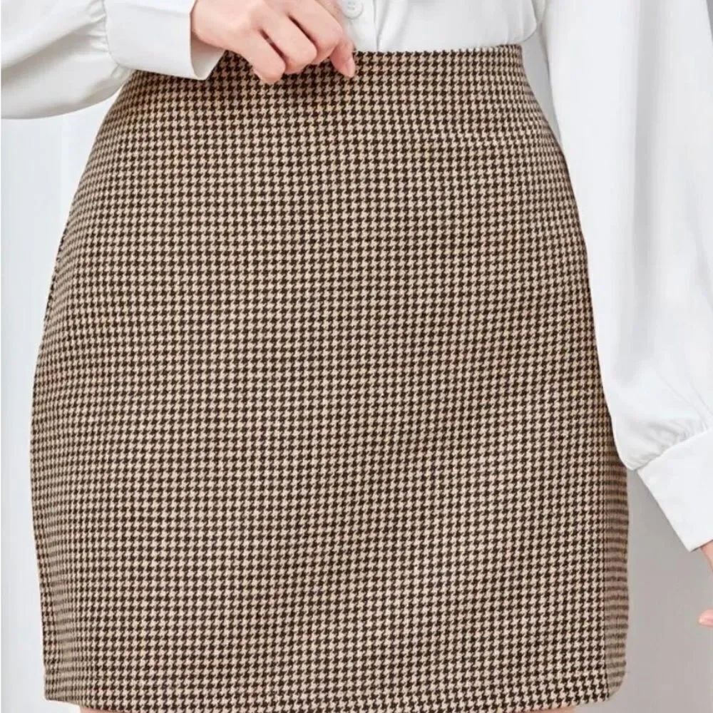 SHEIN Frenchy Zip Back Houndstooth Skirt Size 8/10 Plaid Tan Brown Mini
